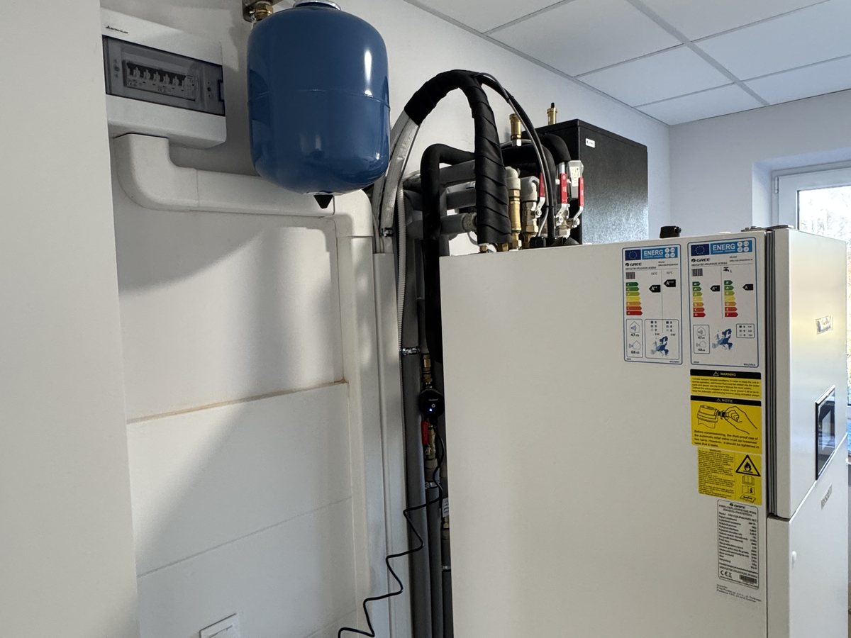 Zasobnik i część wewnętrzna instalacji GREE
