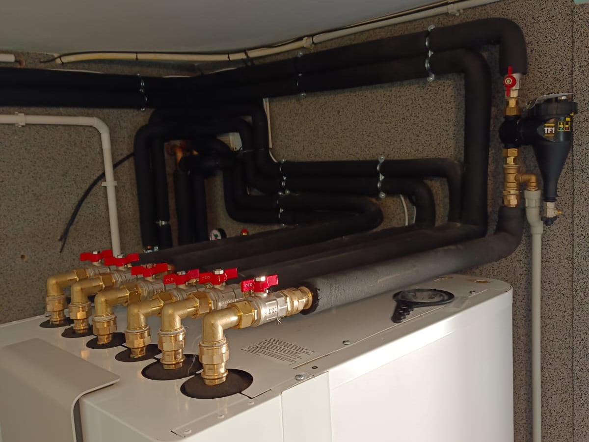 Podłączenia hydrauliczne pompy ciepła Stiebel Eltron monoblok