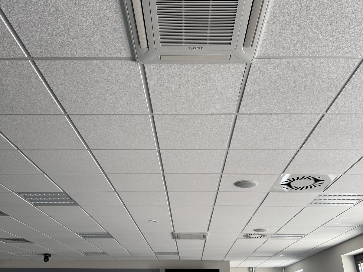 Kasety sufitowe 600 x 600 w suficie podwieszanym
