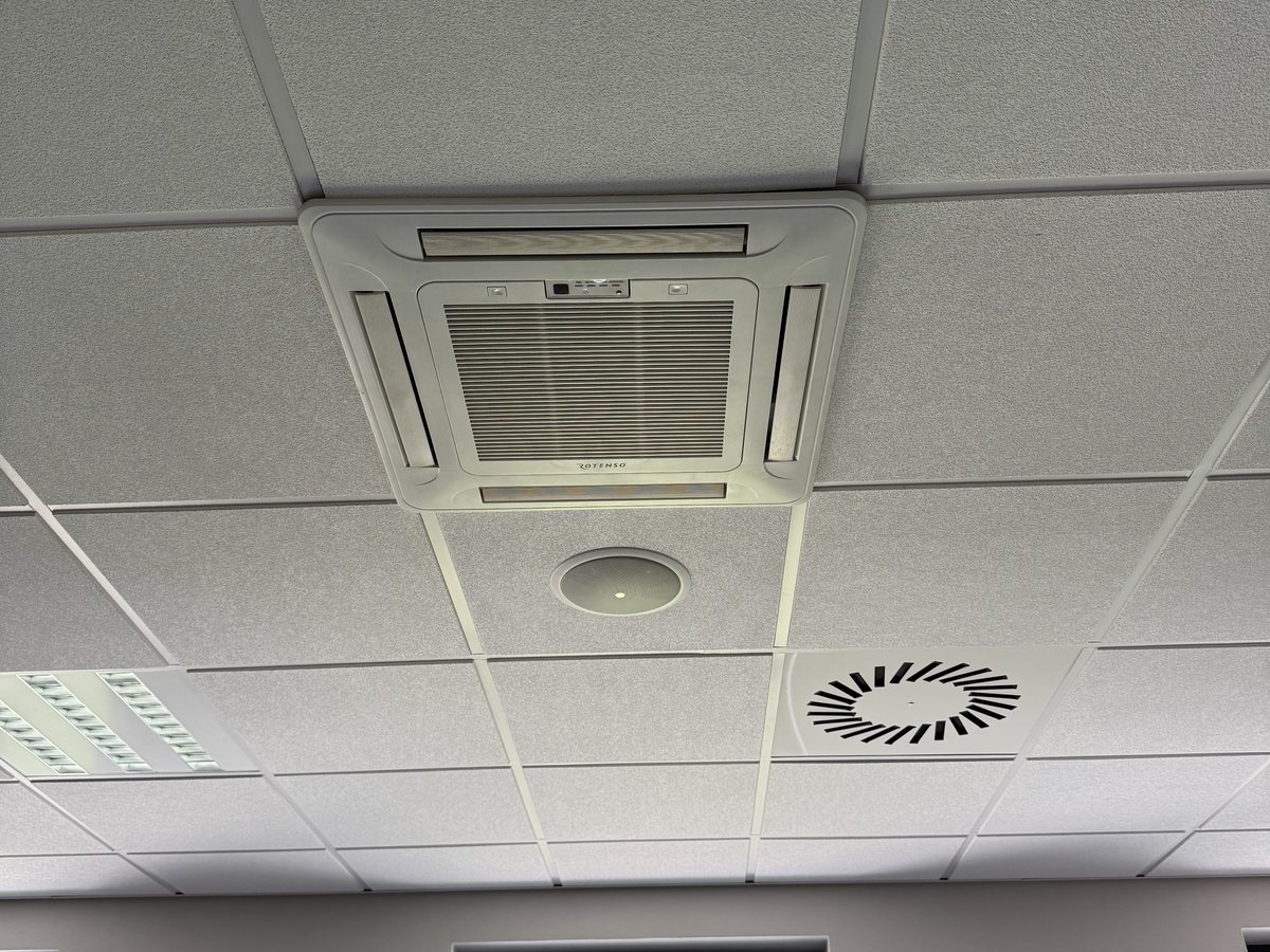 Kaseta sufitowa 600 x 600 w systemie klimatyzacji VRF