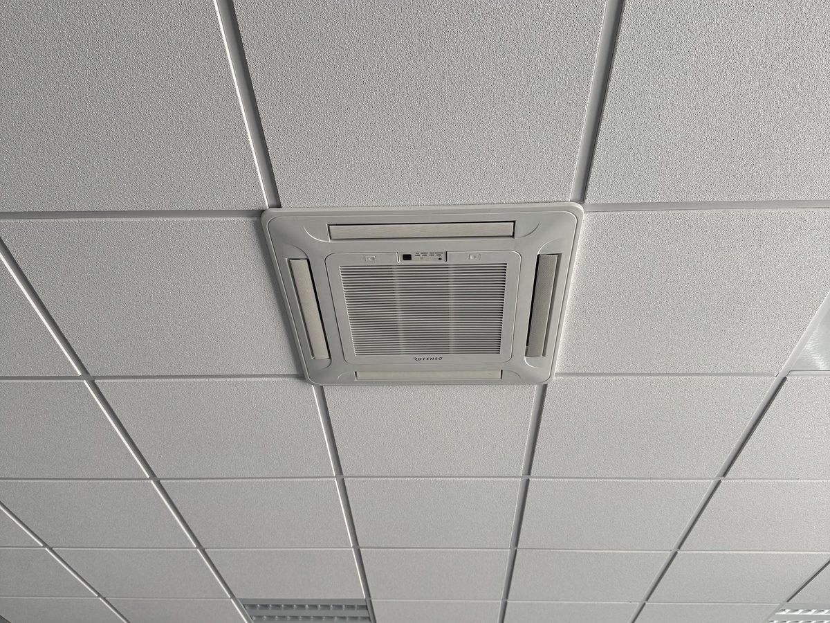 Druga kaseta sufitowa 600 x 600 w suficie