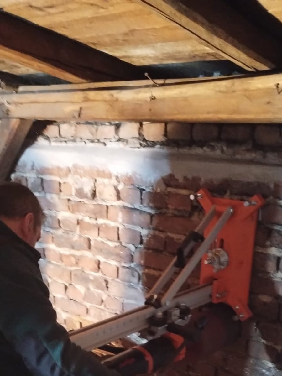 Praca z wiertnicą podczas odwiertu