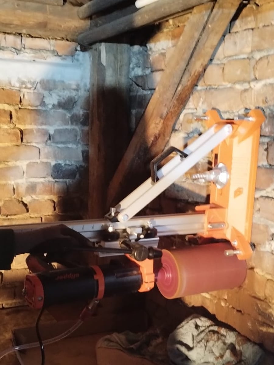 Sprzęt do odwiertów w pomieszczeniu technicznym